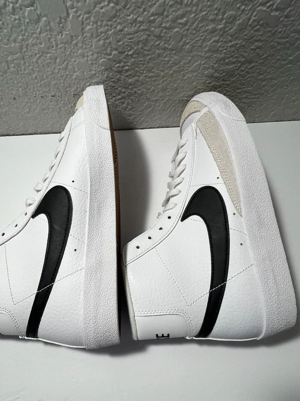 Nike Blazer Mid ’77 GS high top White Black Team Orange DA4086-100 Youth size 7Y